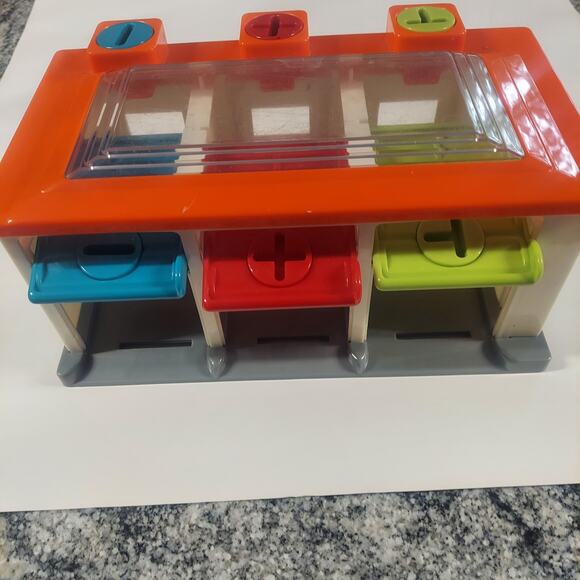 Battat 3 Car garge Color Sorting Playset Cause Effect matching - Picture 6 of 9